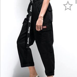 Dickies | Black crop cargo pants, comes w belt!